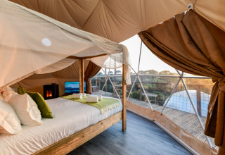 Dome House Duplex in Wecamp Reserva Alecrim, Portugal, met uitzicht, luxe bed en gezellige inrichting.