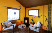 Interieur van de Lodge Family safaritent op Wecamp Reserva Alecrim, Portugal met gezellige inrichting.