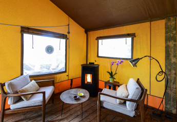 Innenansicht des Lodge Family Safari-Zeltes bei Wecamp Reserva Alecrim mit gemütlicher moderner Einrichtung.