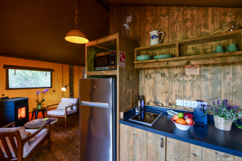 Interieur van Lodge Family safaritent bij Wecamp Reserva Alecrim in Portugal met keuken en zitgedeelte.
