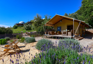 Tienda tipo safari Lodge Family en Wecamp Reserva Alecrim, Portugal, con lavanda y porche de madera.