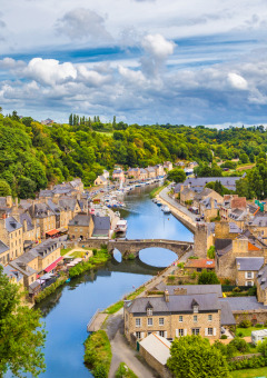 Vista pintoresca de un pueblo cerca de La Chapelle-aux-Filtzméens, Bretaña, Francia, entre colinas verdes.