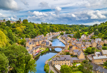 Vista pintoresca de un pueblo cerca de La Chapelle-aux-Filtzméens, Bretaña, Francia, entre colinas verdes.