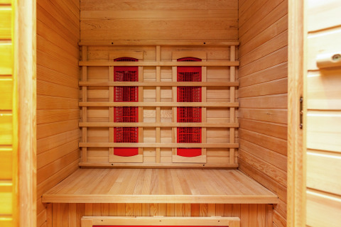 Vista interior de una sauna de infrarrojos moderna de madera, fotografiada en la movil home Manureva en Bélgica.