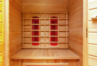 Vista interior de una sauna de infrarrojos moderna de madera, fotografiada en la movil home Manureva en Bélgica.