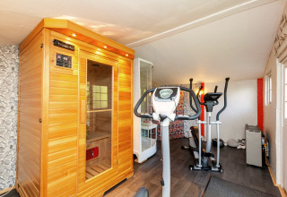 Sauna de madera, equipo de fitness y cabina de ducha en el mobil home Manureva en Bélgica.
