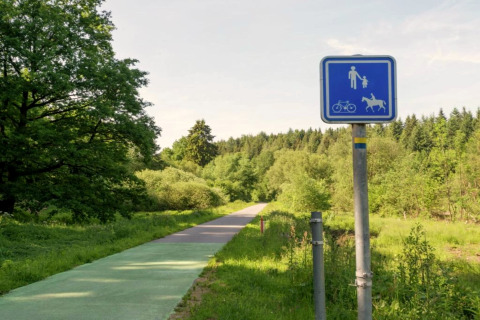 Senda para bicicletas y peatones junto a la naturaleza cerca de la casa móvil Manureva en Bélgica.