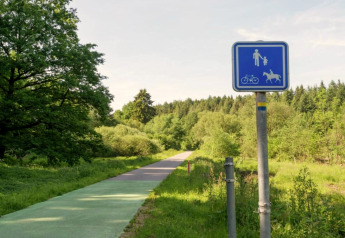 Senda para bicicletas y peatones junto a la naturaleza cerca de la casa móvil Manureva en Bélgica.