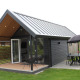 Sommer Lodge ved Rhederlaagse Meren, Holland, med åbent terrasseområde, bord, stole og parasol.