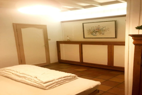 Lichte kamer in Les Peupliers de la pecherie lodge in België met eenpersoonsbed en muurdecoratie.