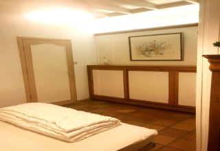 Lichte kamer in Les Peupliers de la pecherie lodge in België met eenpersoonsbed en muurdecoratie.