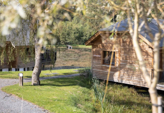 Cabañas de madera junto a un lago rodeadas de naturaleza, Cabane 'The Funny Friends' en Bélgica.