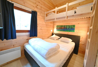 Camera in chalet di legno con letto matrimoniale e soppalco, Village de Vacances Oignies 6, Belgio.