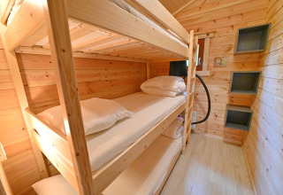 Accogliente camera da letto in legno con letti a castello nello chalet 'Village de Vacances Oignies 6' in Belgio.