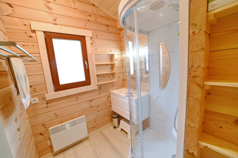 Bagno in legno con doccia e finestra nello chalet 'Village de Vacances Oignies 6', Belgio.