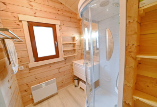 Bagno in legno con doccia e finestra nello chalet 'Village de Vacances Oignies 6', Belgio.