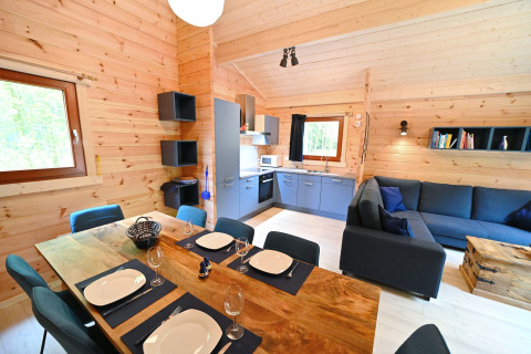 Chalet moderno 'Village de Vacances Oignies 6' in Belgio con interni in legno, cucina e sala da pranzo.