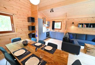 Chalet moderno 'Village de Vacances Oignies 6' in Belgio con interni in legno, cucina e sala da pranzo.