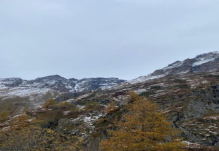 Paesaggio montano con poca neve, fotografato dal Village de Vacances Oignies 6 in Belgio.