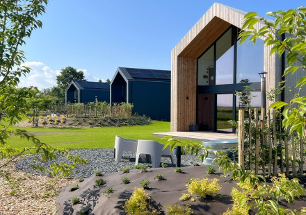 Moderne cabin 'Natural Escape' in België, met grote ramen, houten details en een groene tuin