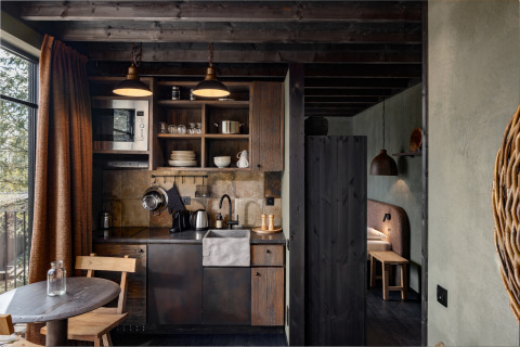 Gezellige keuken en eethoek in een houten hut bij Hillview Resort Grandvoir 1, België.