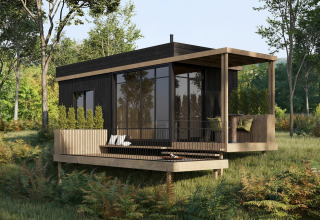 Moderne houten cabin bij Hillview Resort Grandvoir 1 in België, omgeven door weelderige natuur.