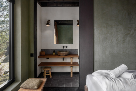 Modern cabine-interieur in Hillview Resort Grandvoir 1, België, met houten wastafel en minimalistisch ontwerp.