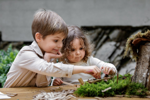 Twee kinderen spelen creatief met natuurlijke materialen bij Hillview Resort Grandvoir 1, België.