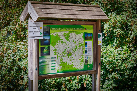 Informatiebord met fiets- en wandelroutes bij Hillview Resort Grandvoir 1 in Neufchâteau, België.