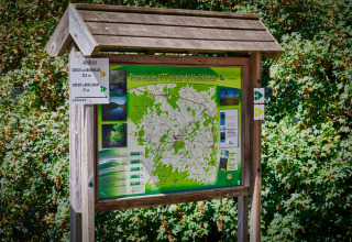Informatiebord met fiets- en wandelroutes bij Hillview Resort Grandvoir 1 in Neufchâteau, België.