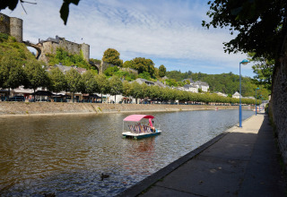 Rivierzich bij Hillview Resort Grandvoir 1 in België, met een waterfiets en kasteel op de achtergrond.