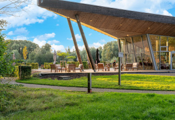 Espace extérieur d’un hébergement glamping avec architecture moderne et vue sur la nature environnante.