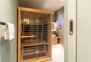 Sauna interna moderna e bagno nella casa sull'albero The TreeLoft by YourNature, design elegante.