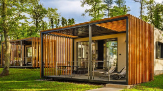 Moderne bungalows met houten gevel en terras in een groene omgeving bij Aminess Gaia Green Villas Njivice.