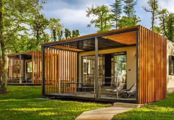Moderne bungalowvillaer med træfacade og terrasse i grønne omgivelser på Aminess Gaia Green Villas Njivice.