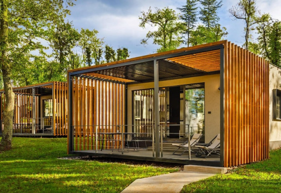 Moderne bungalows met houten gevel en terras in een groene omgeving bij Aminess Gaia Green Villas Njivice.