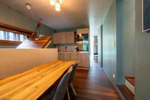 Cocina moderna y comedor en la casa del árbol The TreeLoft, con decoración acogedora y luz natural.