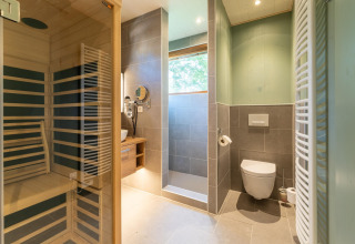 Baño moderno en The TreeLoft by YourNature, Bélgica, con sauna, ducha y retrete.