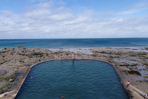 Piscina naturale sul mare circondata da scogli nella zona costiera di Gommenec'h, in Francia.