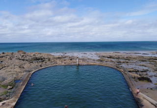 Piscina naturale sul mare circondata da scogli nella zona costiera di Gommenec'h, in Francia.