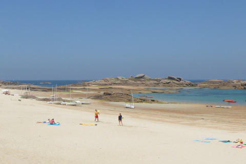Spiaggia tranquilla con poche persone, barche a vela e rocce vicino a Nature house Ancient windmill Gommenec'h in Francia.