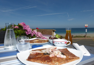 Pranzo all'aperto con vista sul mare presso la casa natura Ancient windmill Gommenec'h in Francia.