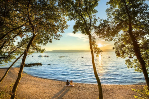 Uitzicht vanaf Aminess Gaia Green Villas Njivice, bungalow aan Kroatische kust bij zonsondergang.