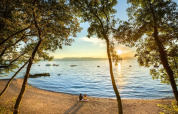Naturskønt udsyn fra Aminess Gaia Green Villas Njivice, bungalow ved strand i Kroatien ved solnedgang.