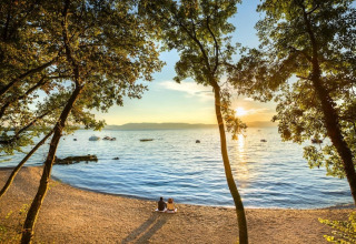 Uitzicht vanaf Aminess Gaia Green Villas Njivice, bungalow aan Kroatische kust bij zonsondergang.