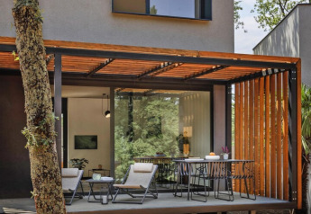 Moderne bungalowterrasse med udendørs siddepladser og træpergola ved Aminess Gaia Green Villas i Kroatien.