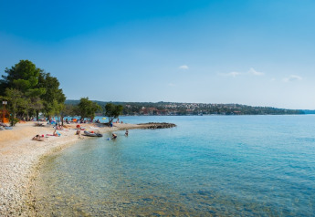 Smuk udsigt over stranden og det krystalklare hav ved Aminess Gaia Green Villas Njivice i Kroatien.