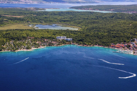 Luchtfoto van Aminess Gaia Green Villas Njivice in Kroatië, omgeven door bos en helderblauwe zee.