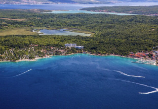 Luchtfoto van Aminess Gaia Green Villas Njivice in Kroatië, omgeven door bos en helderblauwe zee.
