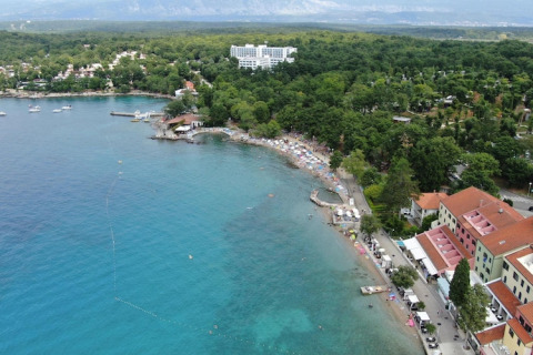 Luchtfoto van Aminess Gaia Green Villas Njivice aan de kust, omgeven door bos in Kroatië.